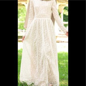 Wedding dress (sleeved, lace, lined)